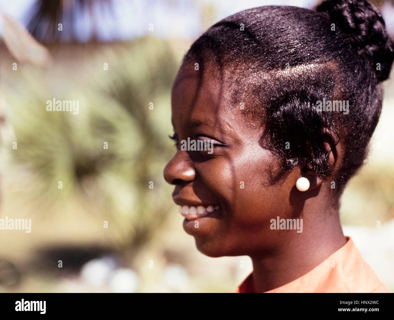 Un giovane scolaretta delle Bahamas, a San Salvador nel 1972, con orgoglio che mostra la sua elegante capelli Foto Stock