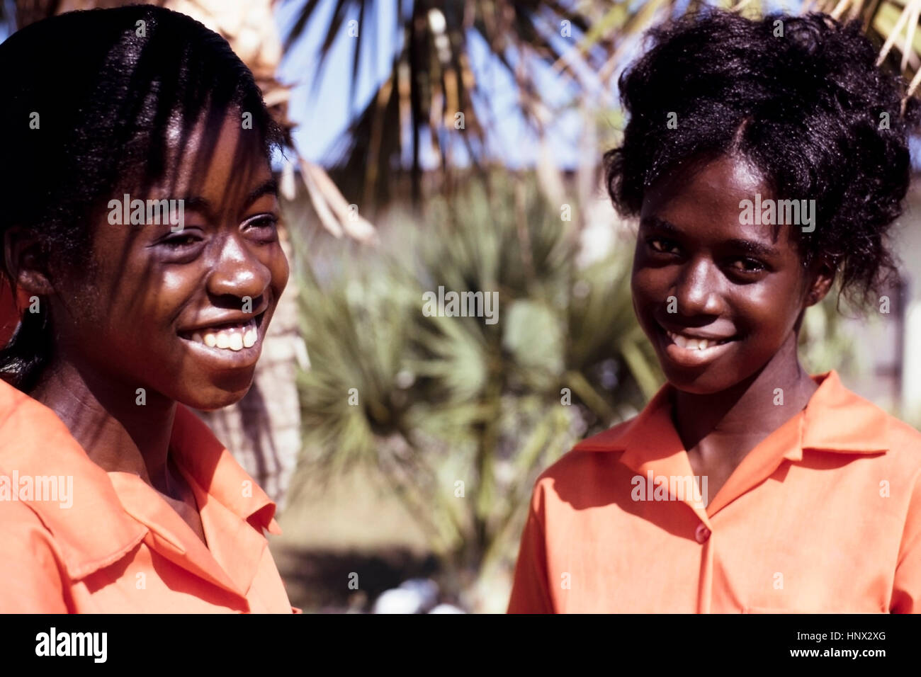 Due studenti allegro sull'isola delle Bahamas di San Salvador nel 1972 Foto Stock