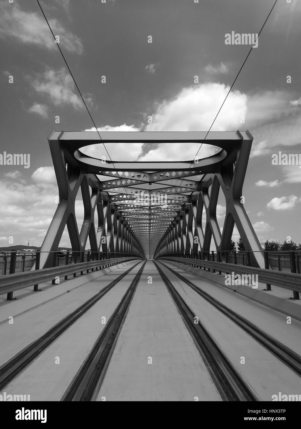 Immagine in bianco e nero del ponte della città Foto Stock