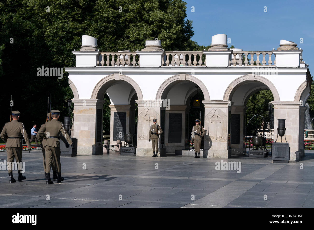 I soldati del Battaglione rappresentativi dell'Esercito Polacco, marciando verso la tomba del Milite Ignoto in piazza Pilsudski a Varsavia in Polonia un Foto Stock