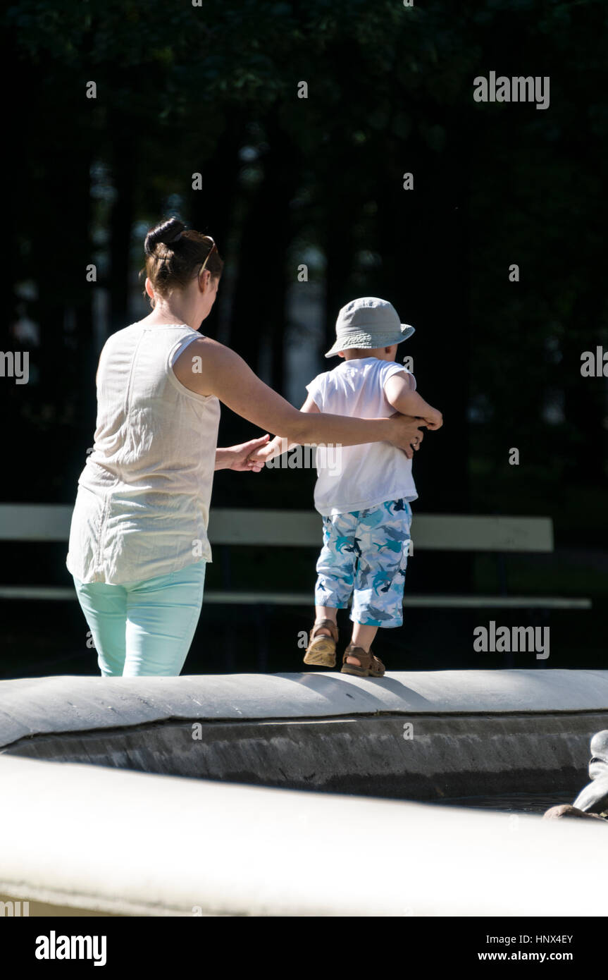Una madre e un bambino godendo di tempo libero nei giardini Saski accanto alla piazza Pilsudski a Varsavia, Polonia Foto Stock