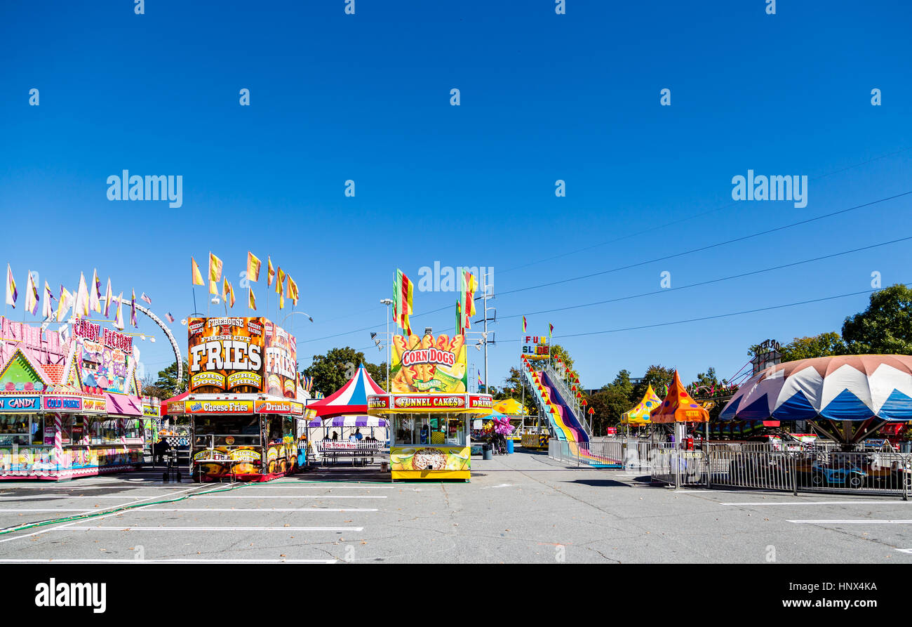 Un vuoto di carnevale , parco di divertimenti, fiera o in un parcheggio Foto Stock