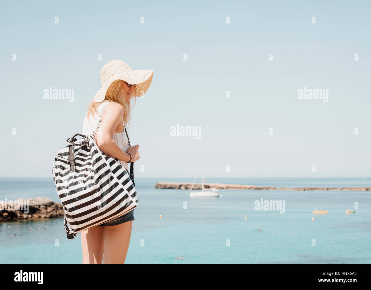 Donna di mare indossando cappello, Ciutadella, Menorca, Spagna Foto Stock