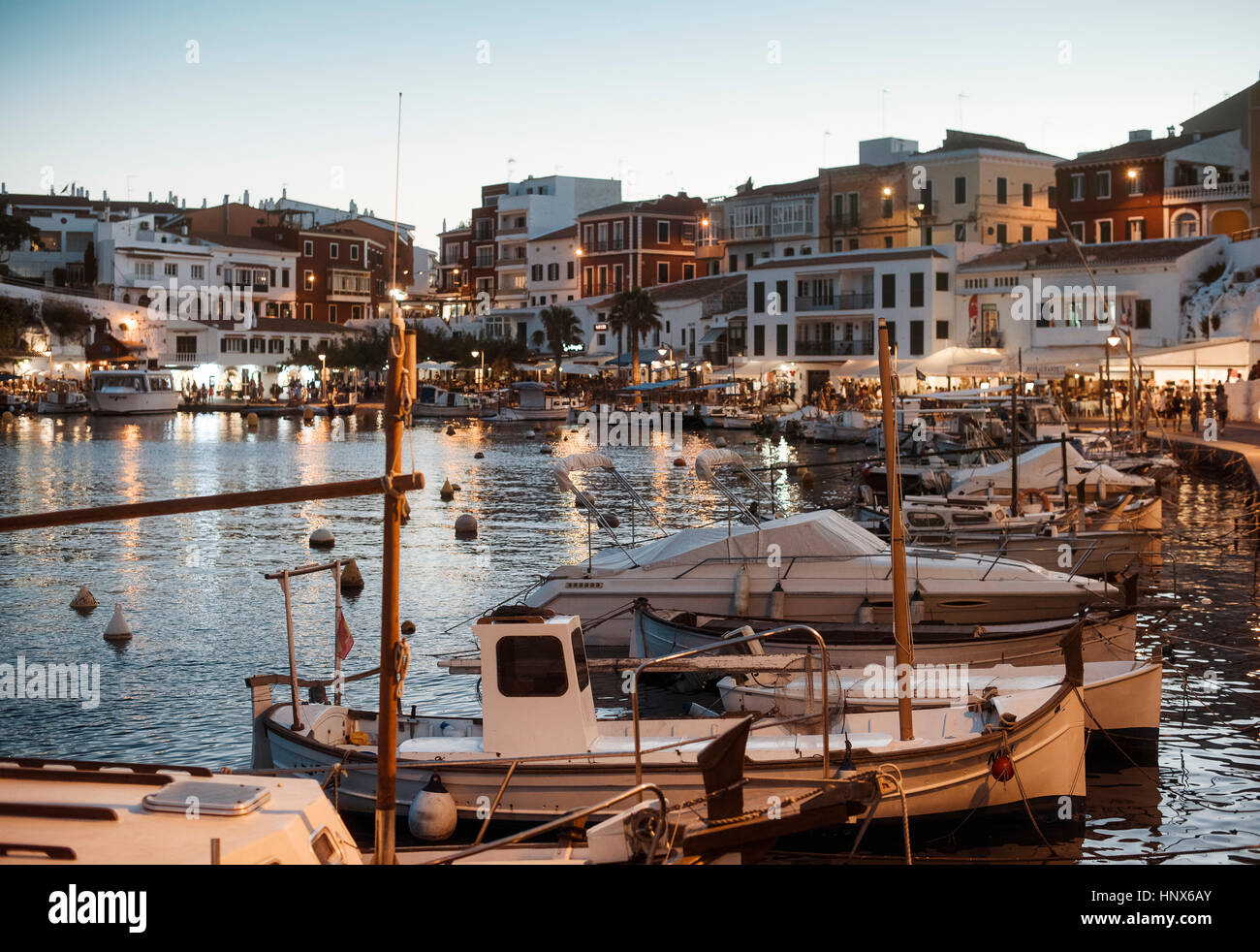 Barche nel porto, Es Castell, Menorca, Spagna Foto Stock