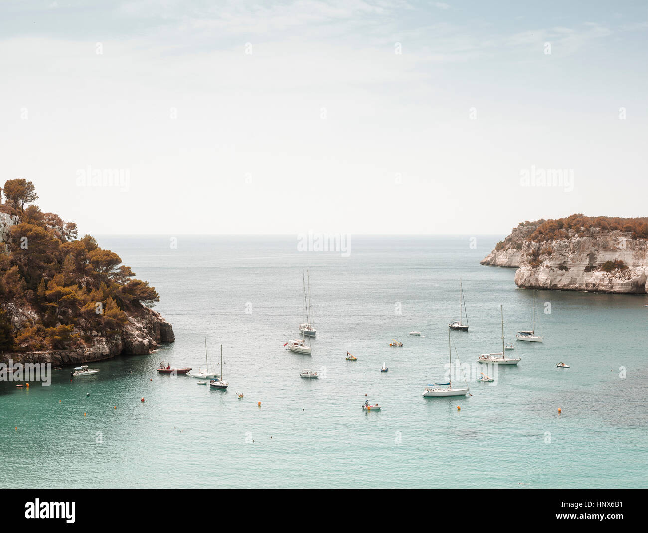Vista in elevazione delle imbarcazioni in mare, Menorca, Spagna Foto Stock