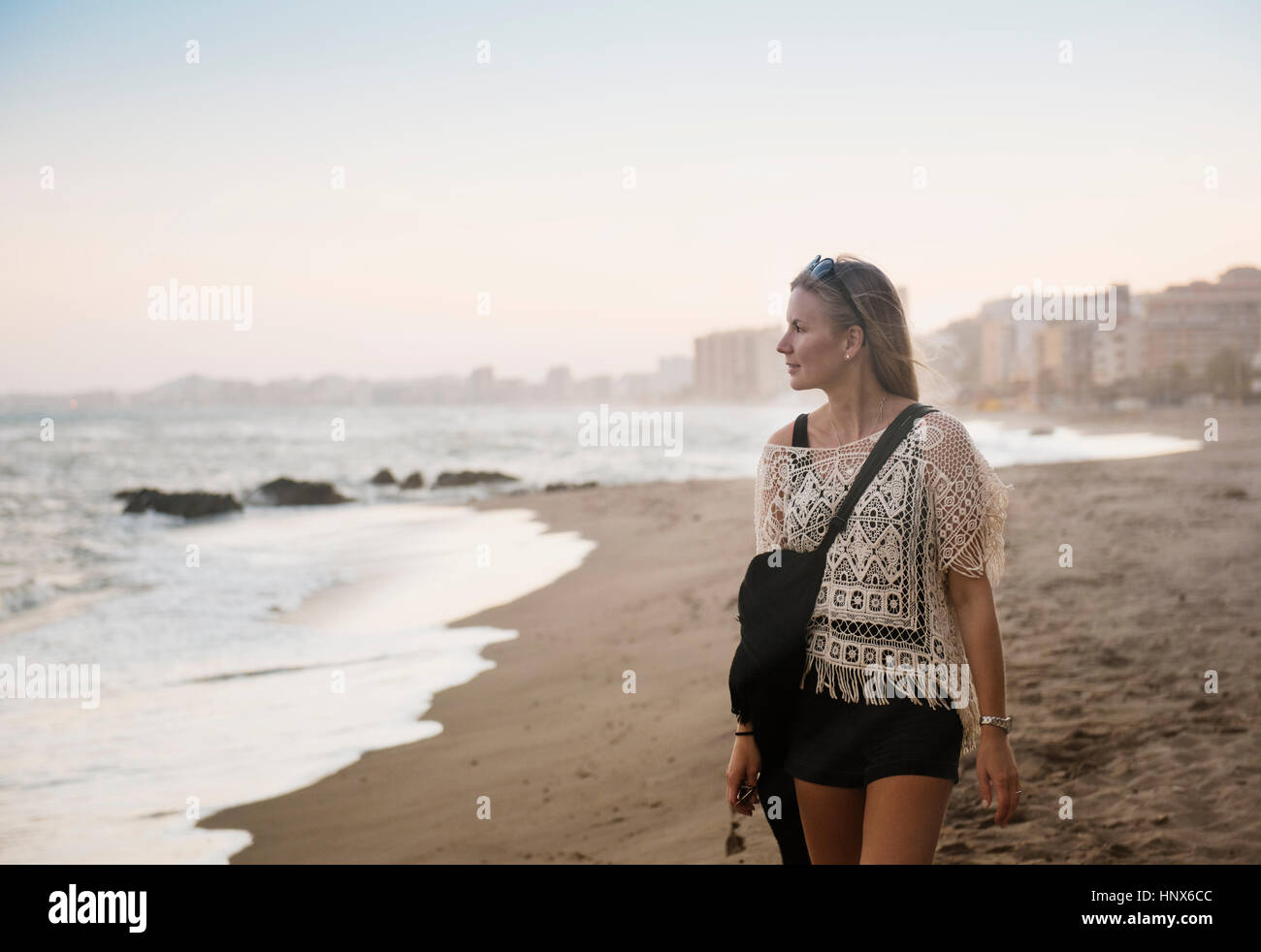 Donna che cammina sulla spiaggia, Torreblanca, Fuengirola, Spagna Foto Stock
