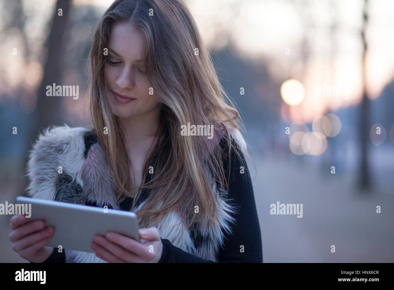 Giovane donna con tavoletta digitale in Street, Londra, Regno Unito Foto Stock