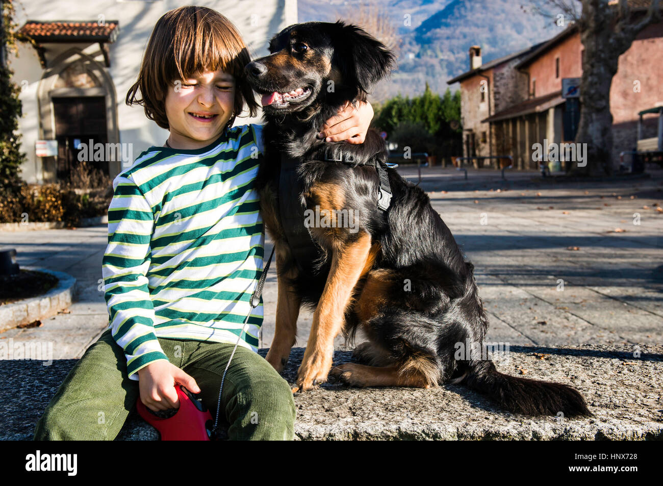 Ragazzo giocando con il suo migliore amico, il suo cane Foto Stock
