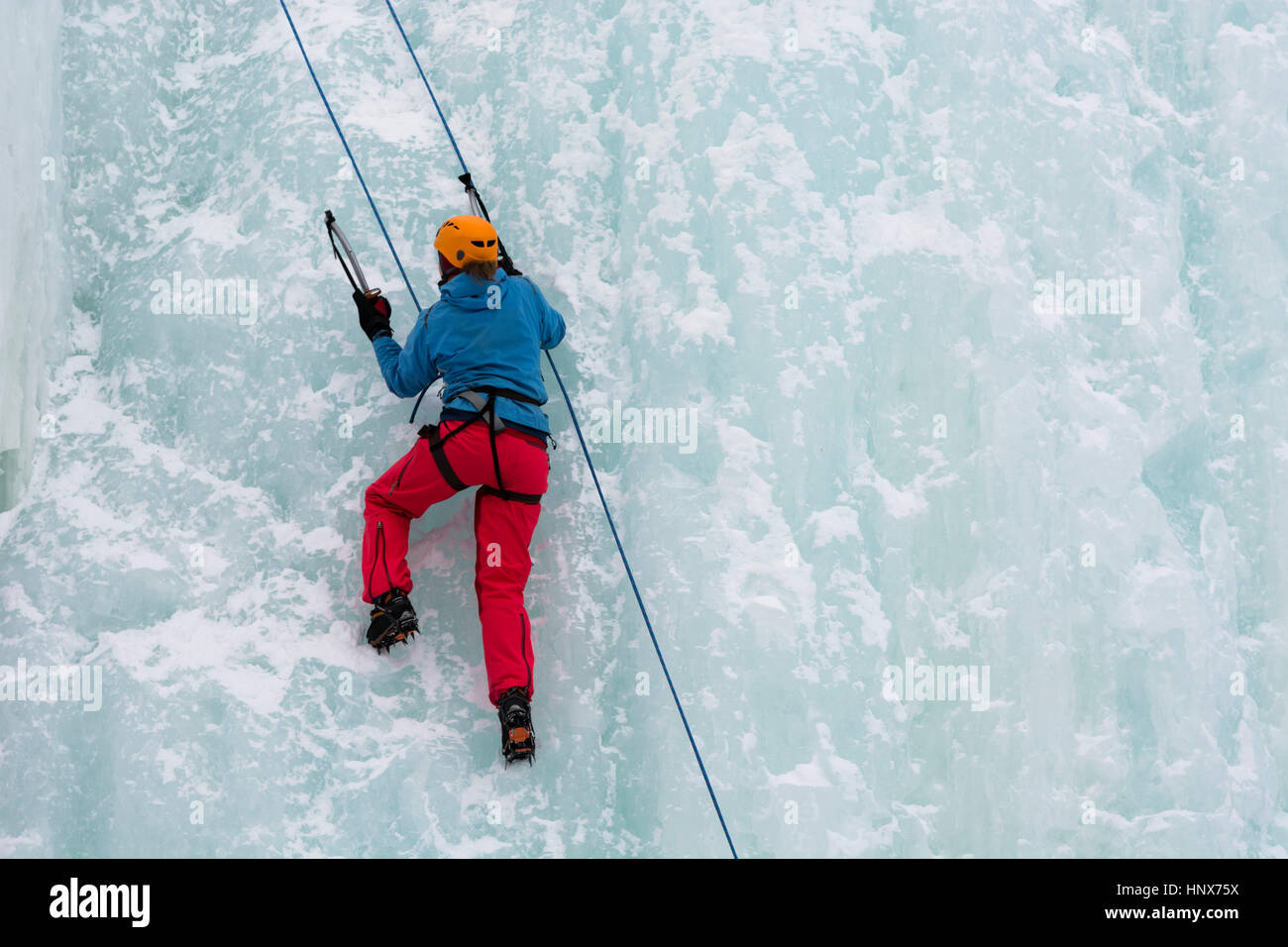 Arrampicata su ghiaccio su una cascata ghiacciata in Abisko National Park, Svezia Foto Stock
