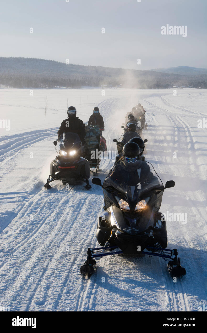 Gruppo di persone su motoslitte, Jukkasjarvi, Svezia Foto Stock