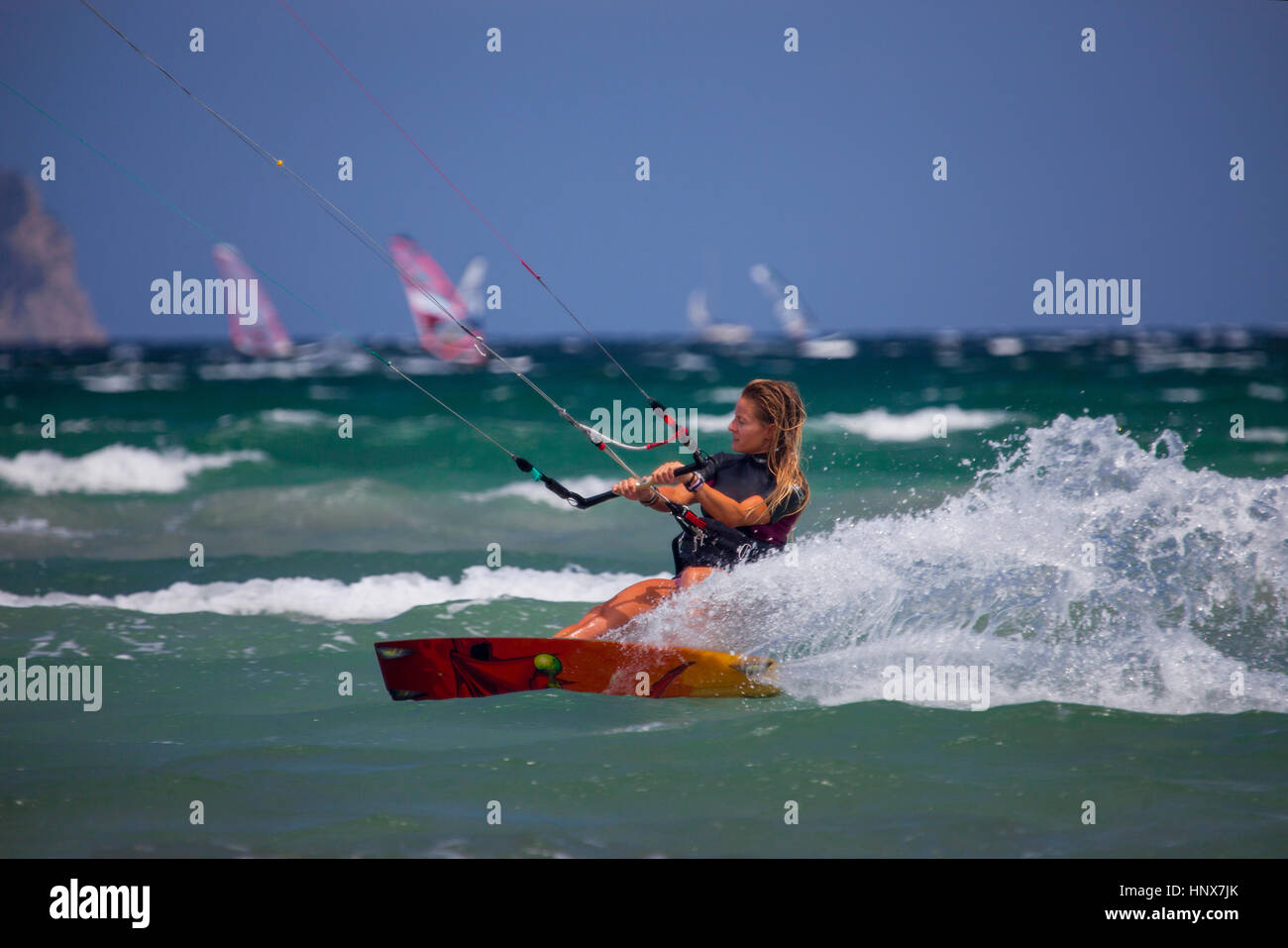 Giovane donna kite surf in velocità, Maiorca, SPAGNA Foto Stock