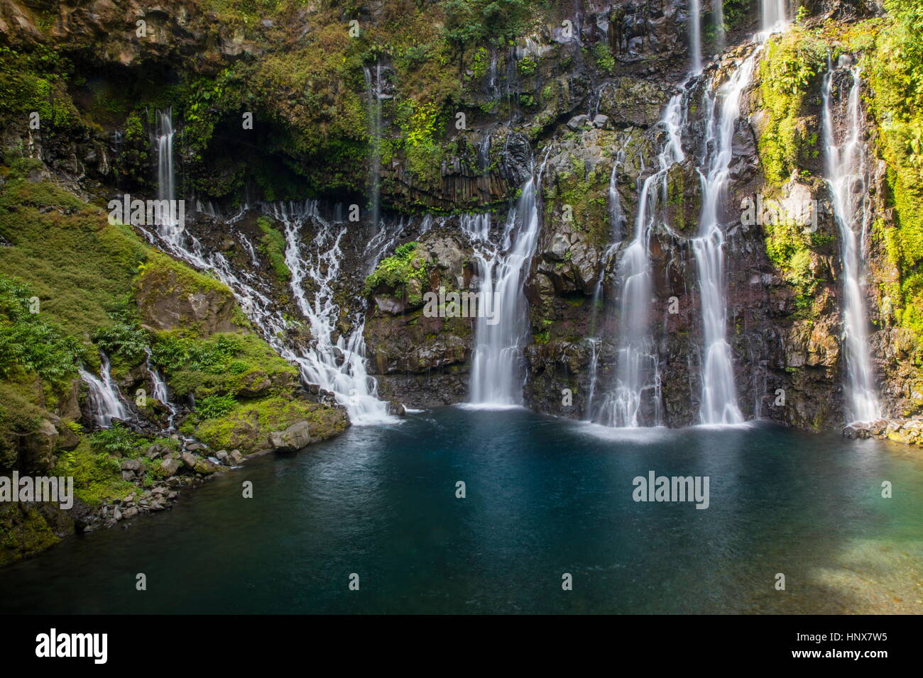 La foresta pluviale una cascata che scorre sulle rocce, Isola di Reunion Foto Stock