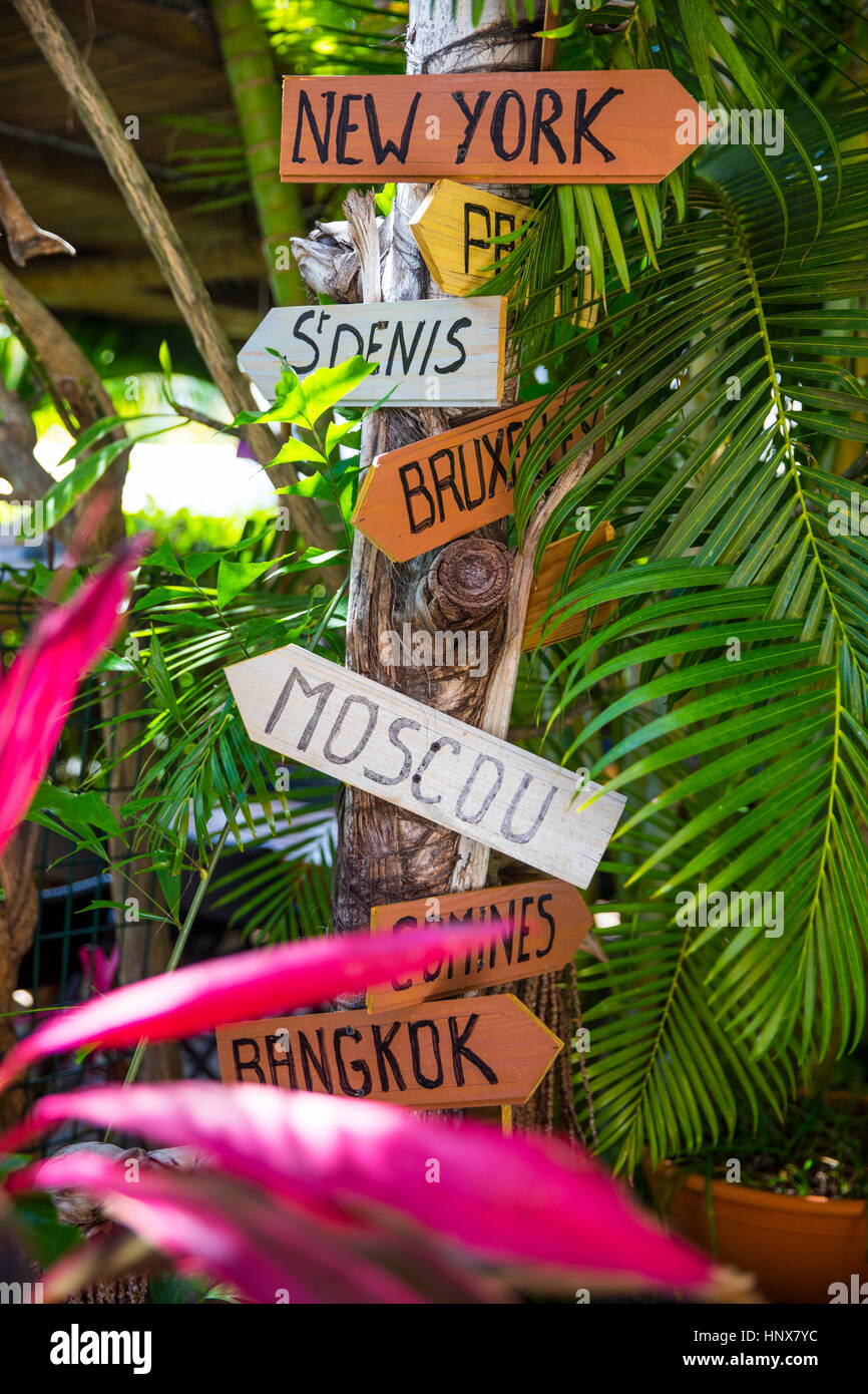 Indicazioni per le città capitali sul tronco di albero, Isola di Reunion Foto Stock