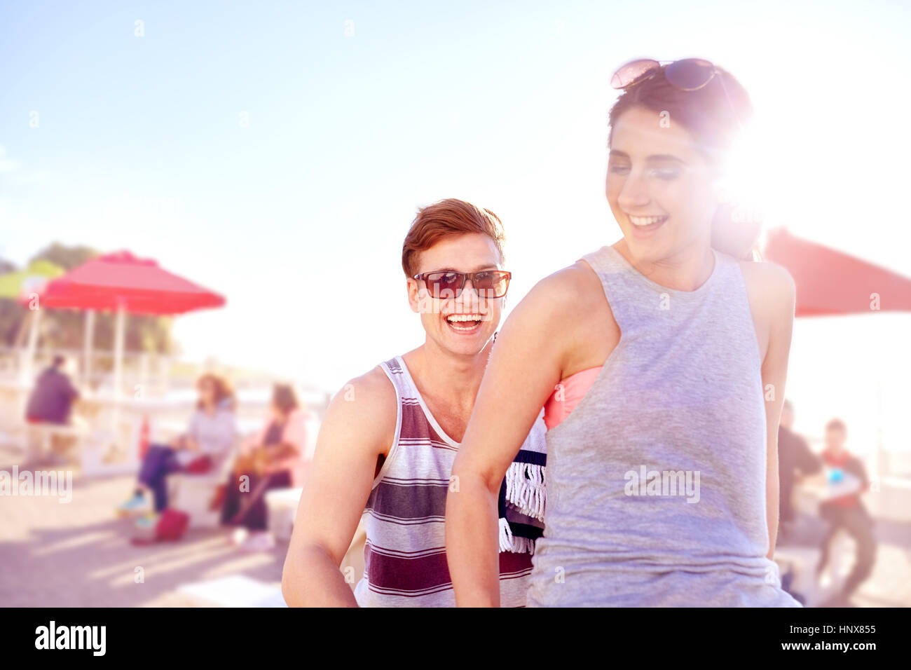 Coppia Bicicletta Equitazione sorridente Foto Stock