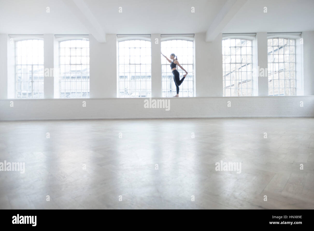 Donna sul davanzale in studio di danza Foto Stock