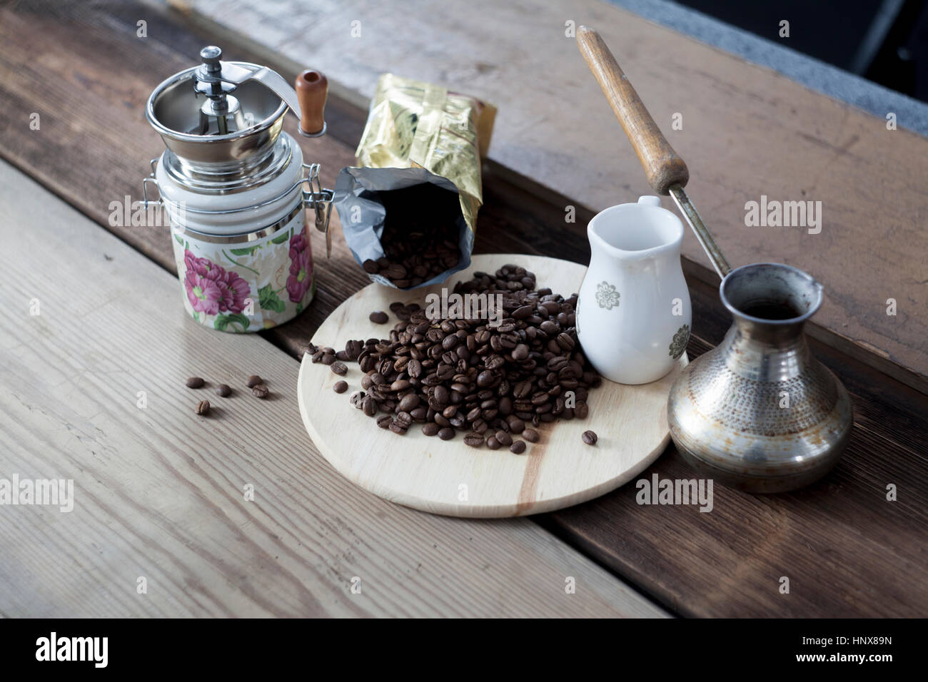 I chicchi di caffè, una smerigliatrice POT del caffè sul tavolo in legno Foto Stock