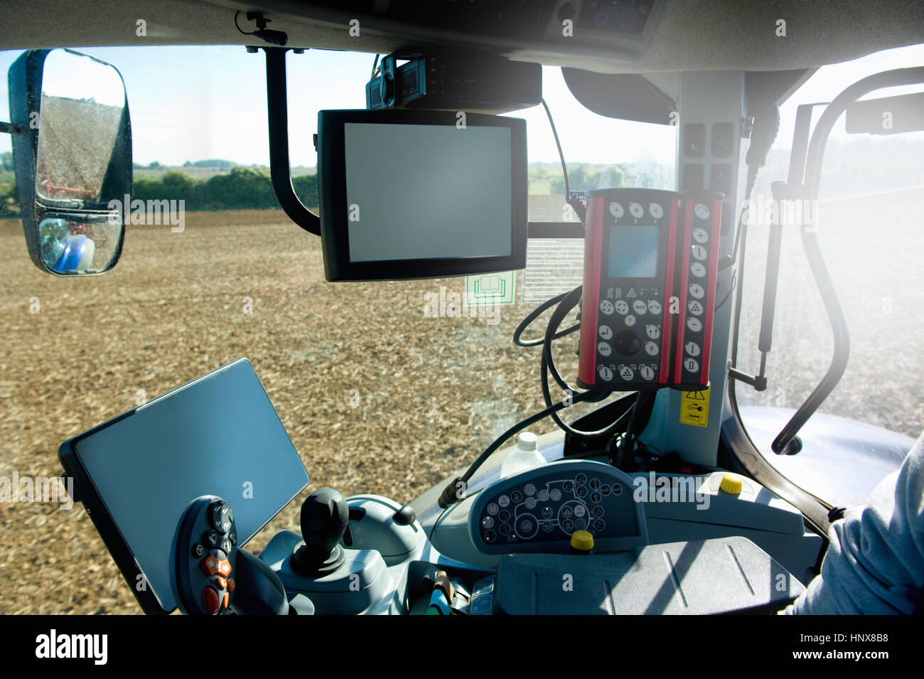 Agricoltore la guida del trattore utilizzando il sistema di posizionamento globale Foto Stock