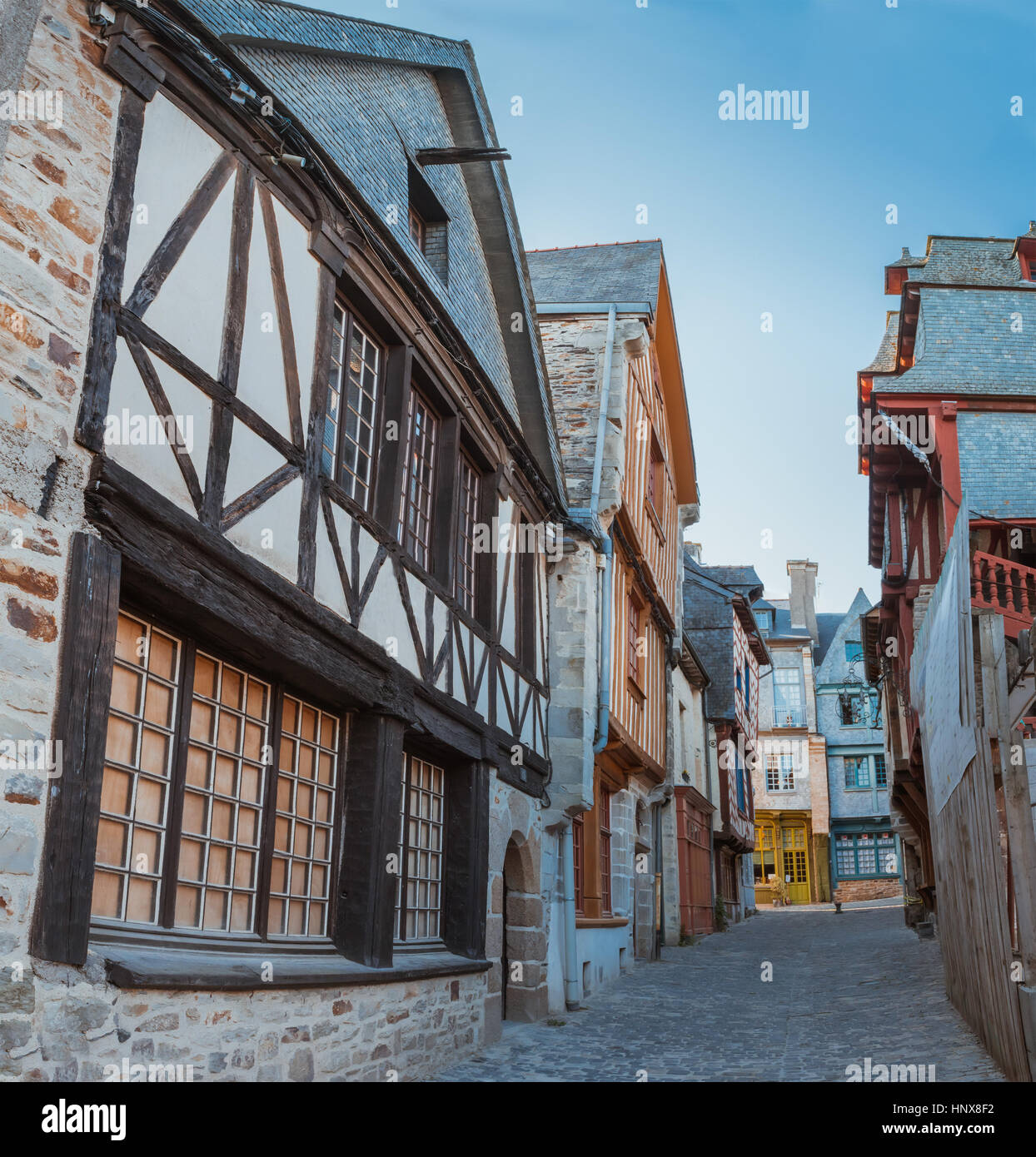 Strada nella vecchia Breton Brittany town Vitre, Ille-et-Vilaine, Francia Foto Stock