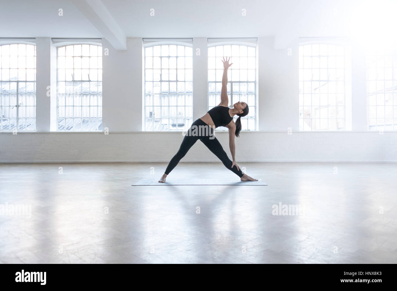 Donna in studio di danza stretching Foto Stock