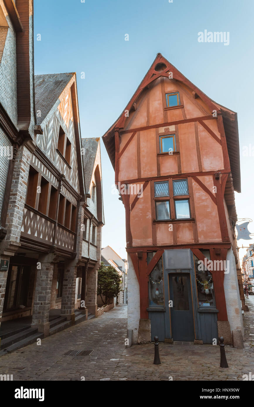 Strada nella vecchia Breton Brittany town Vitre, Ille-et-Vilaine, Francia Foto Stock