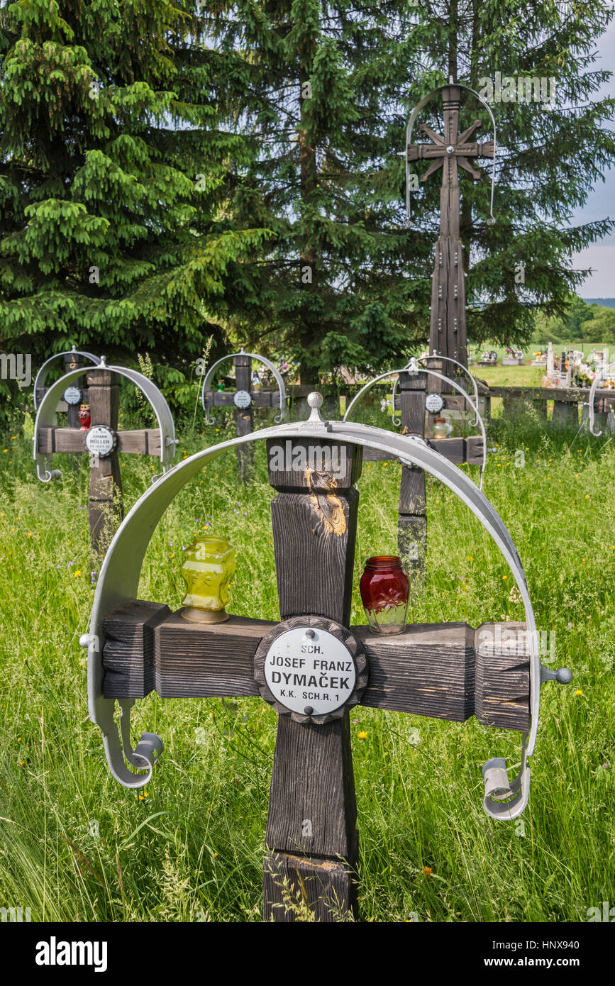 La prima guerra mondiale il cimitero n. 56, tombe dell'Impero Austro-ungarico e l esercito russo soldati, ucciso nel 1915, vicino al villaggio di Smerekowiec, Malopolska, Polonia Foto Stock