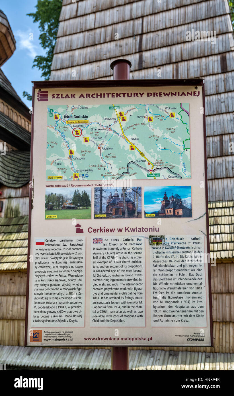 Informazioni multilingue segno a San Paraskevi Chiesa, secolo XVII, cattolica greca, ora cattolica romana, nel villaggio di Kwiaton, Malopolska, Polonia Foto Stock