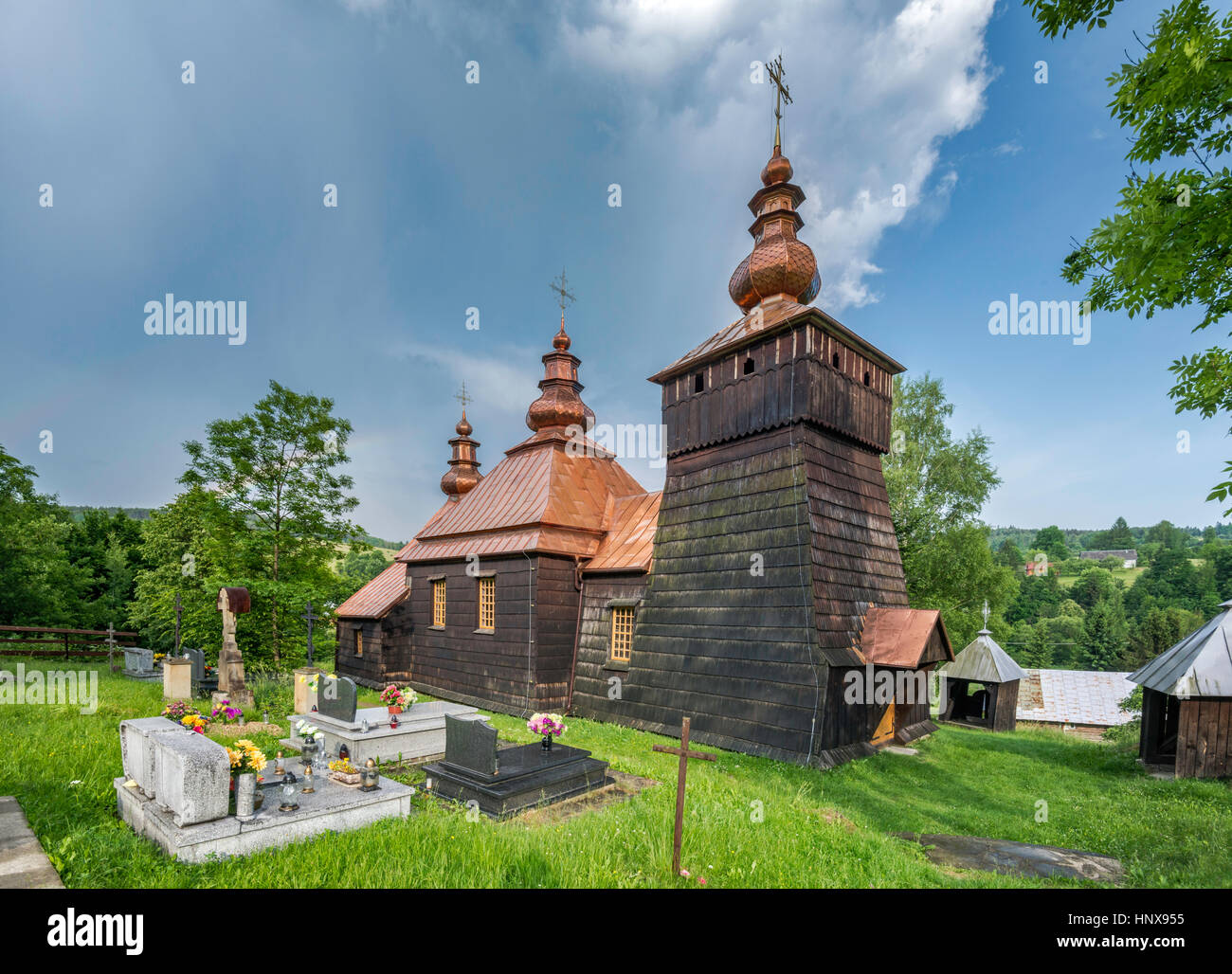 San Lucas chiesa, 1868, log edificio coperto con le assicelle, cattolica greca, attualmente Ortodossa, nel villaggio di Kunkowa, Malopolska, Polonia Foto Stock