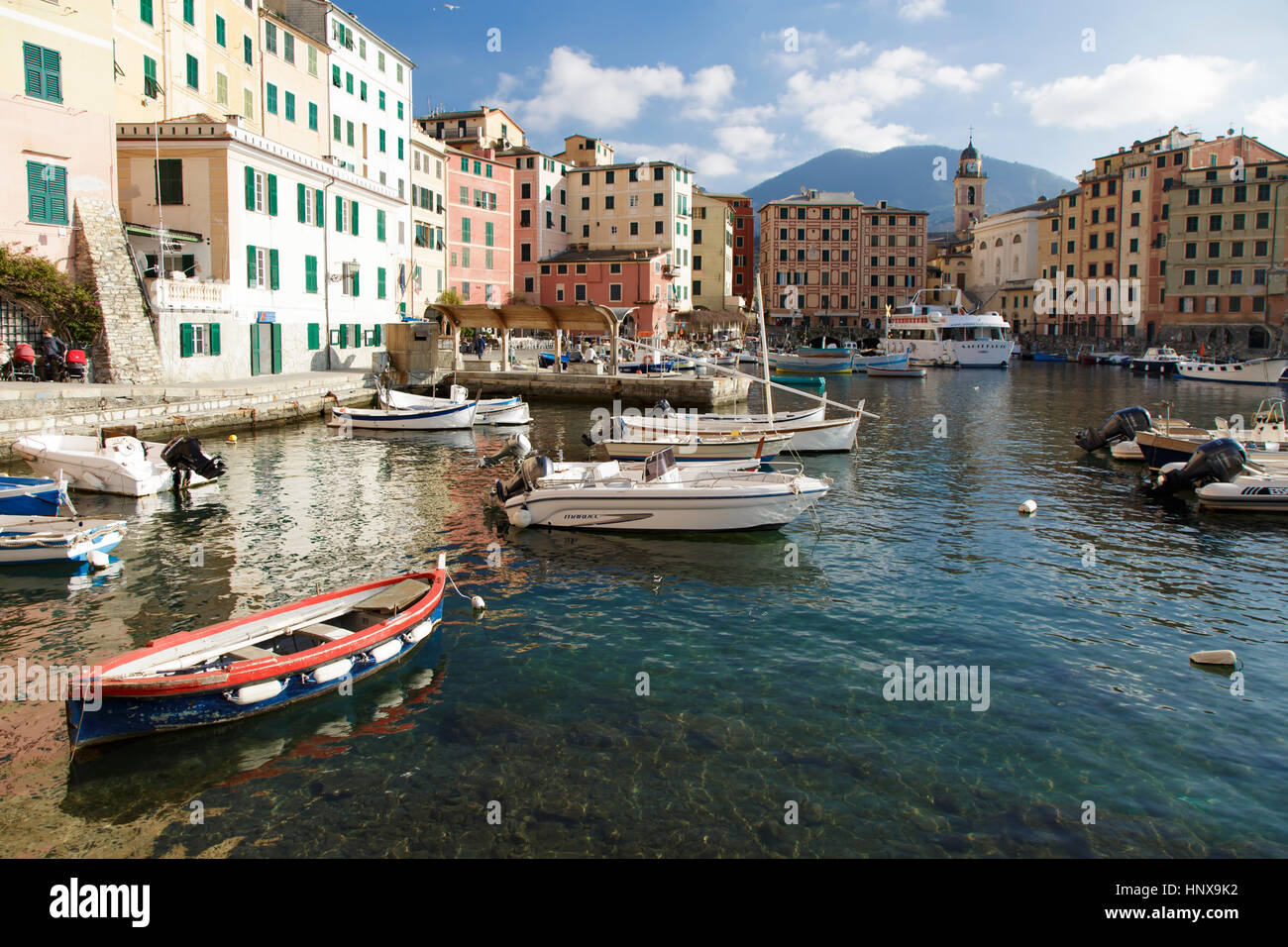 Barche ormeggiate al porto di Camogli, Itlay un colorato e pittoresco villaggio turistico e villaggio di pescatori nella provincia di Genova sulla Riviera Italiana Foto Stock