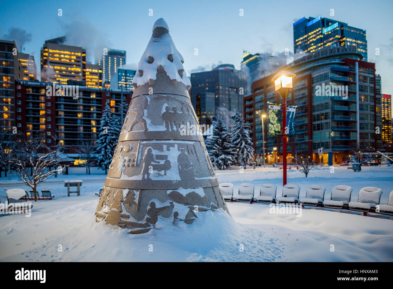 Oro monumento di montagna, Sien Lok Park. Chinatown, Calgary, Alberta, Canada Foto Stock