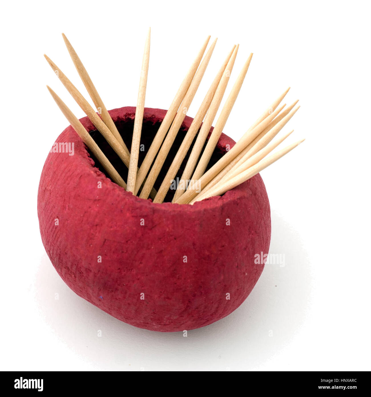 Stuzzicadenti, cocktail bastoni in rosso pot. Sul bianco. Foto Stock