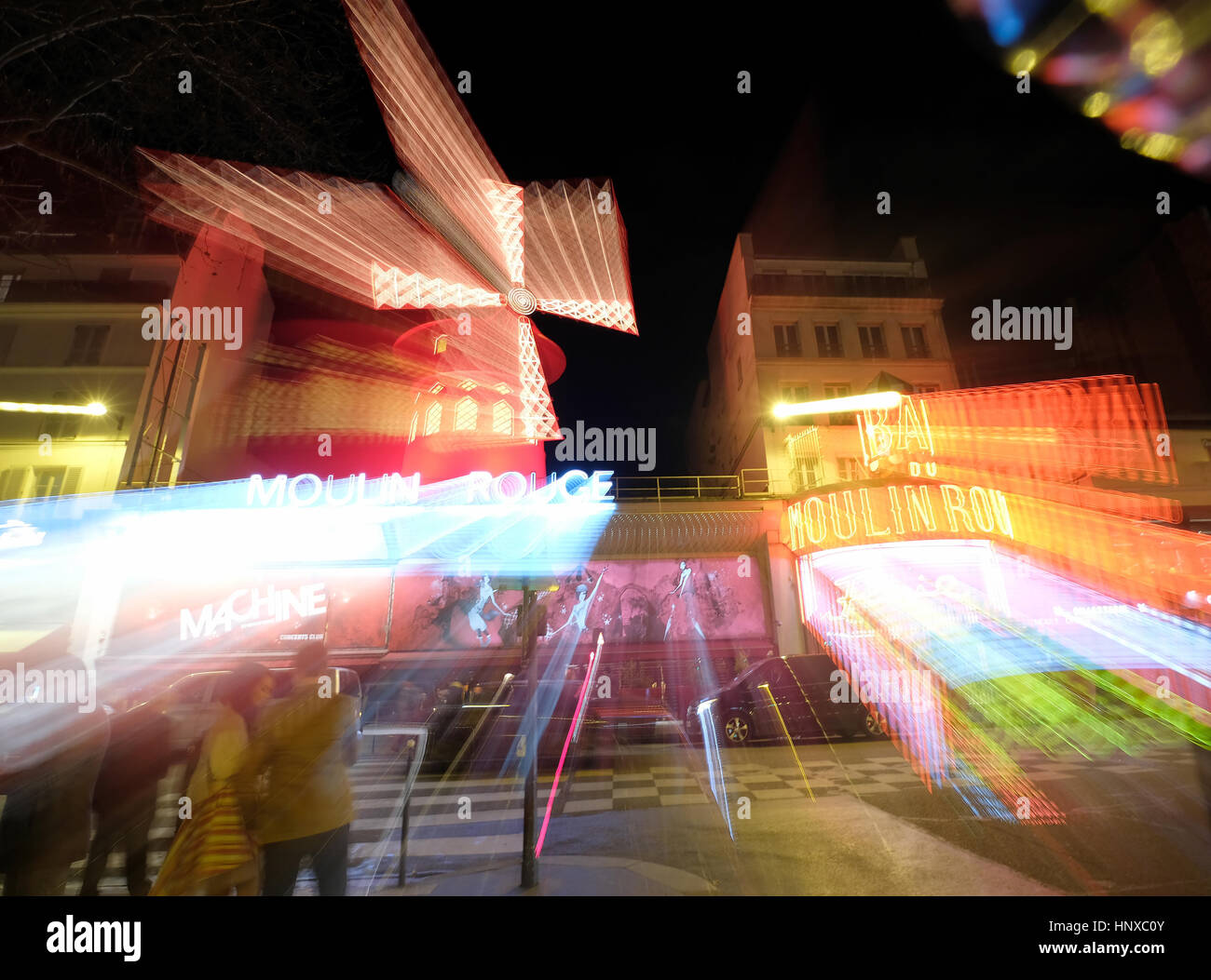 Moulin Rouge, francese per il rosso mulino, è un cabaret club nella zona di Pigalle di Parigi, Francia Foto Stock