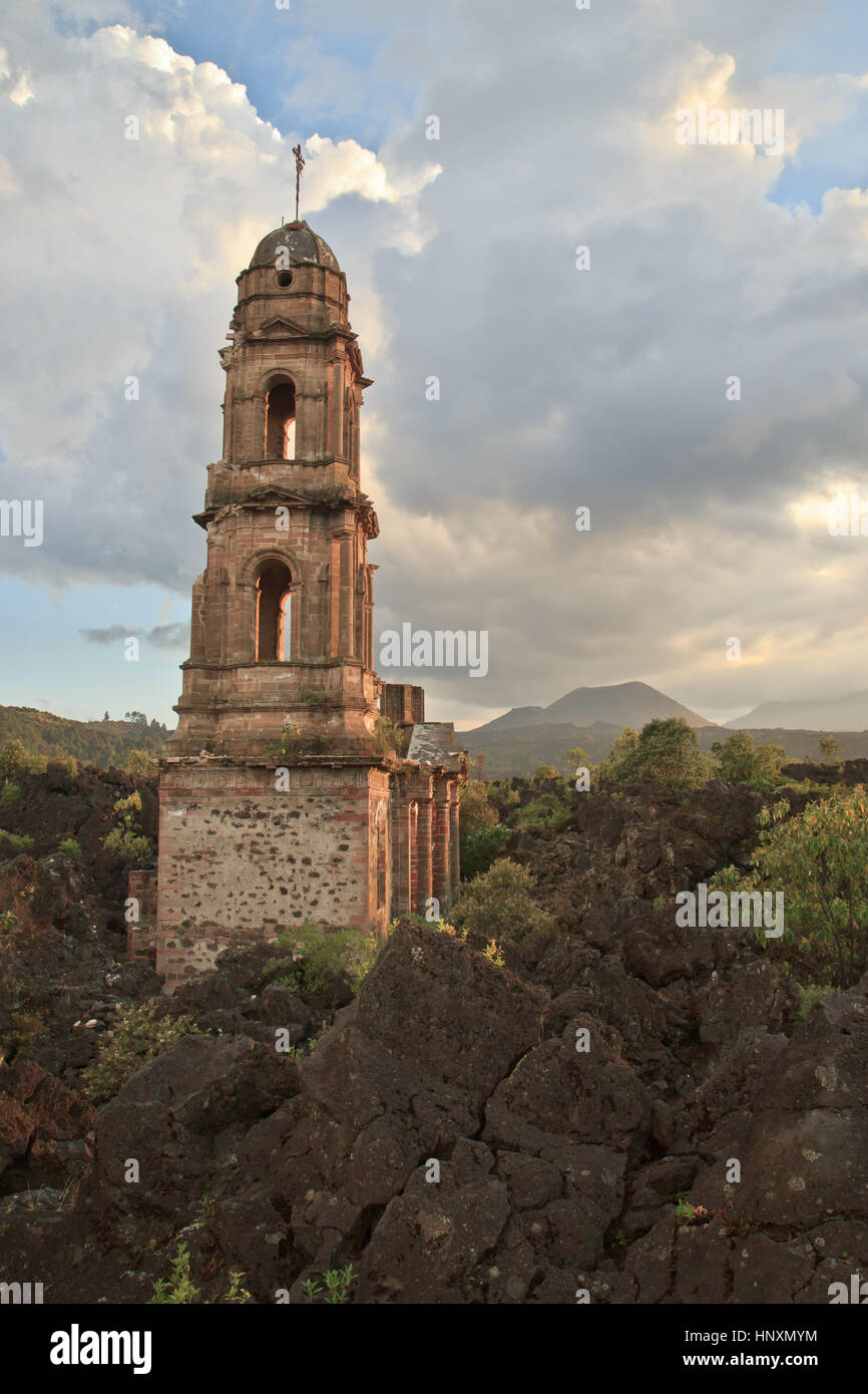 Coperte di lava rovine della chiesa, Messico Foto Stock