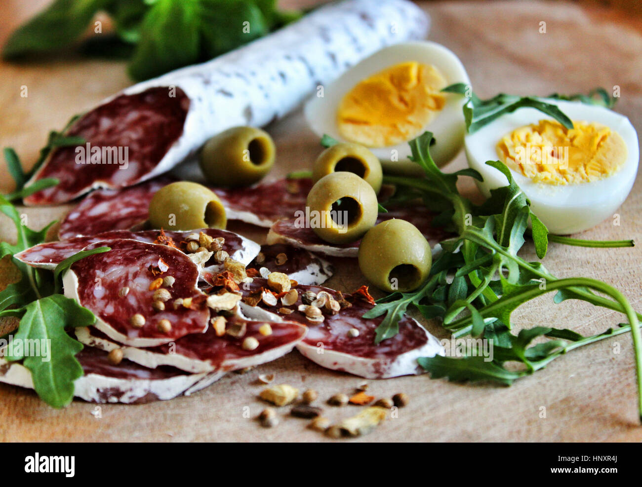 Salame con uova, olivesa nd rucola Foto Stock