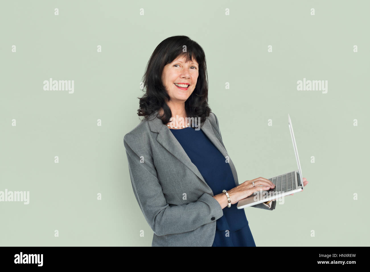 Caucasian Business donna allegro Laptop Foto Stock