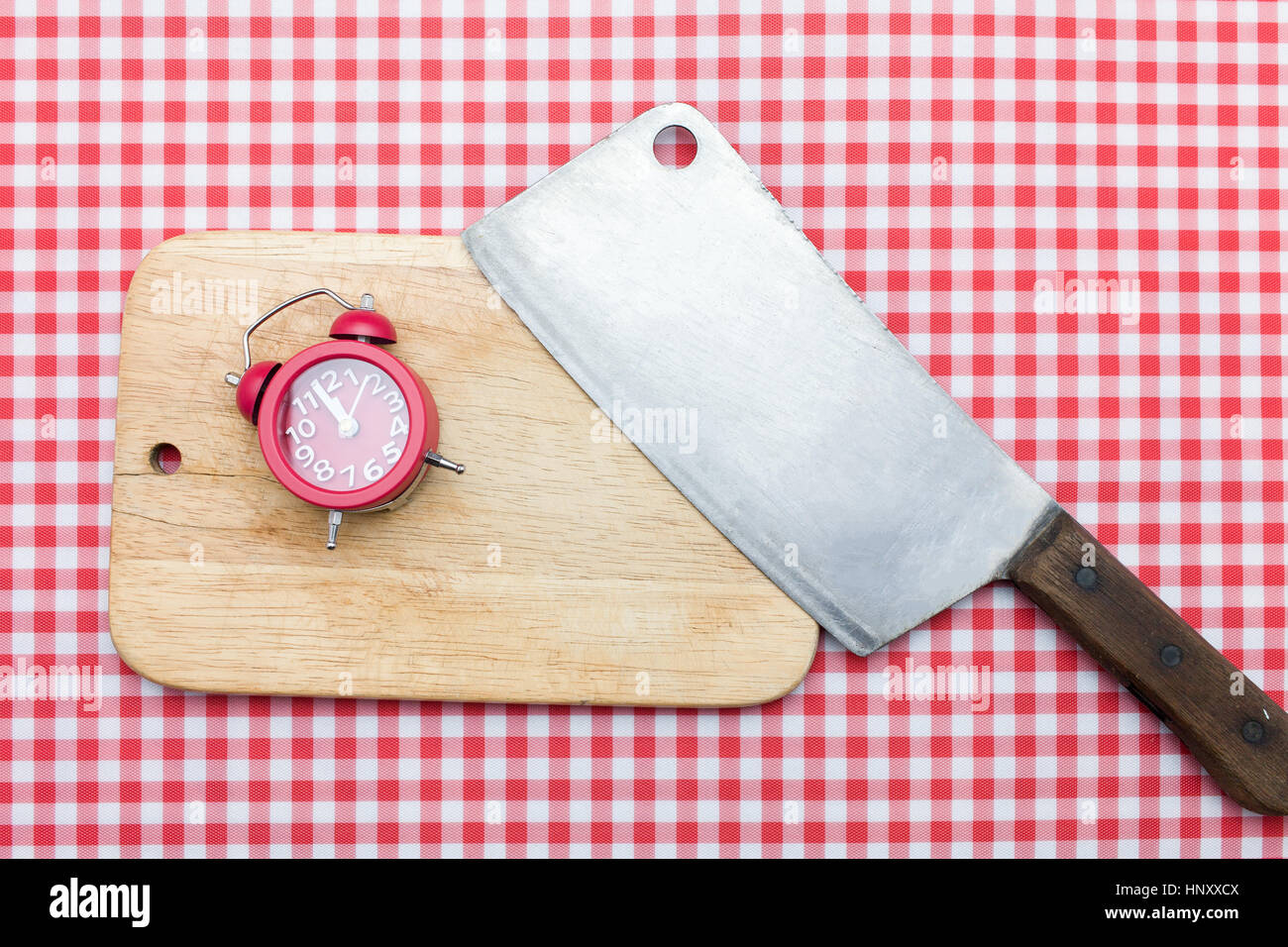Orologio rosso scadenza e la taglierina per cavi sulla croce rossa tovaglia  Foto stock - Alamy