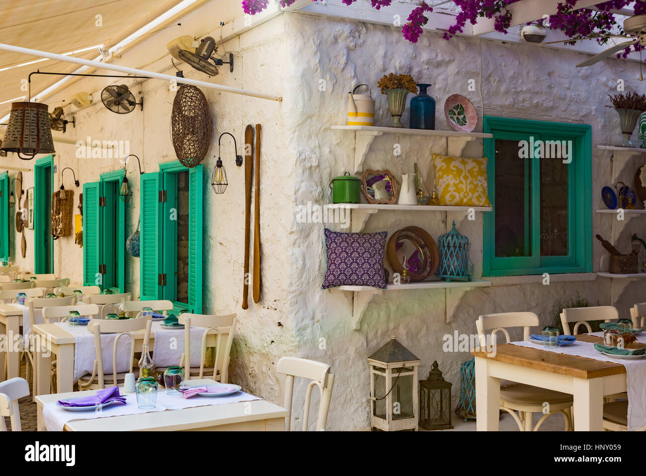 Alacati, Turchia - 7 Giugno 2016 : esterno di caffetterie e ristoranti a Alacati strade,Cesme provincia, Izmir. Alacati è molto popolare resort per gli enti locali Foto Stock