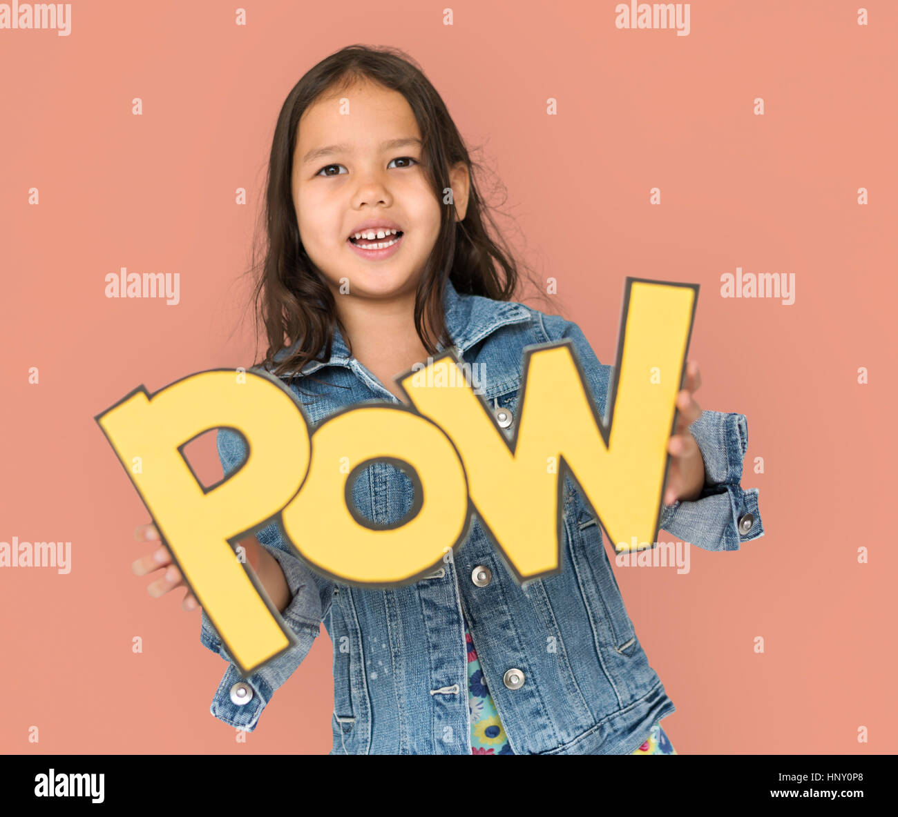 Little Girl Holding Papercraft Pow Foto Stock