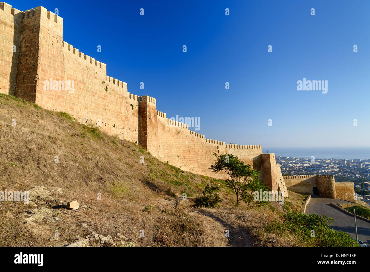 Parete di Naryn-Kala vista sulla fortezza di Derbent città. Repubblica del Daghestan, Russia Foto Stock