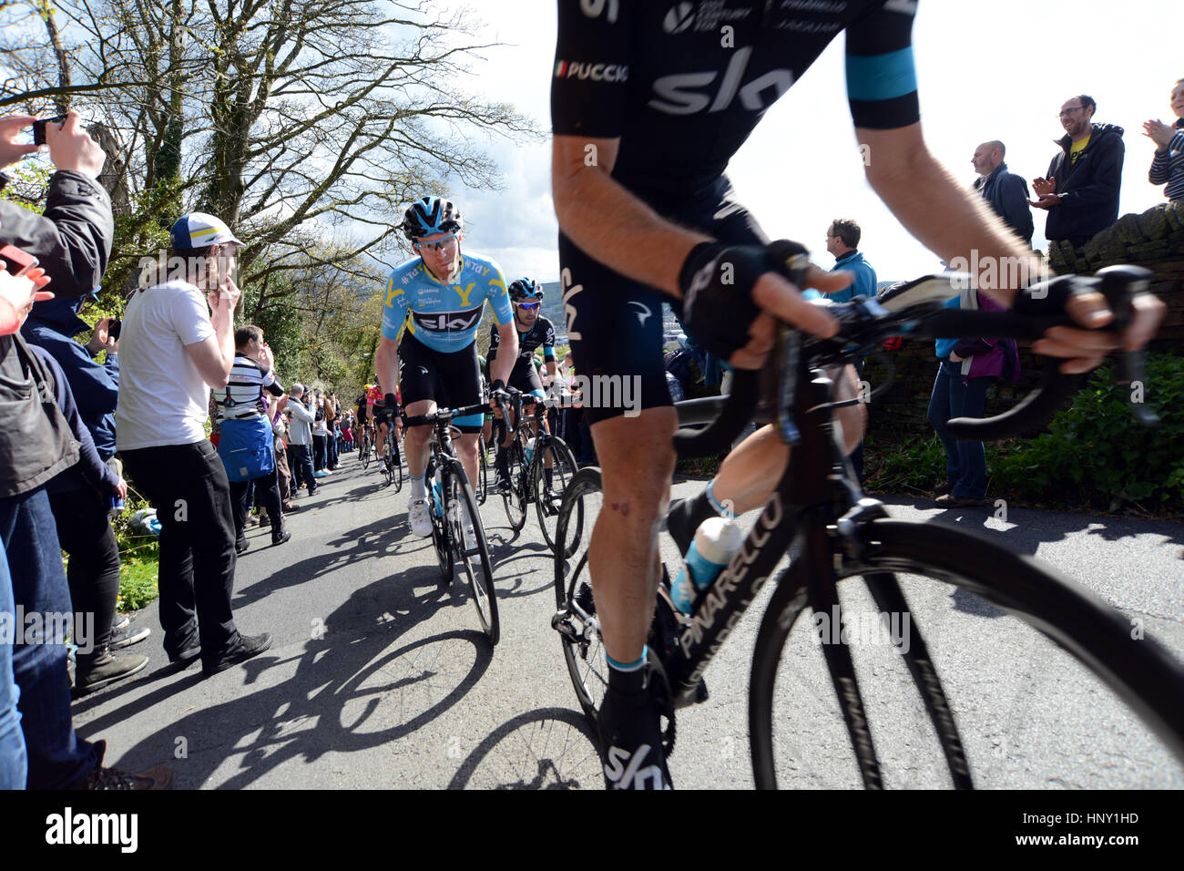 Vincitore di gara Lars-Petter Nordhaug di Team Sky grida sul Tour de Yorkshire razza fino la forte pendenza del sacerdote Bank Road nel North Yorkshire 3 Maggio 2 Foto Stock