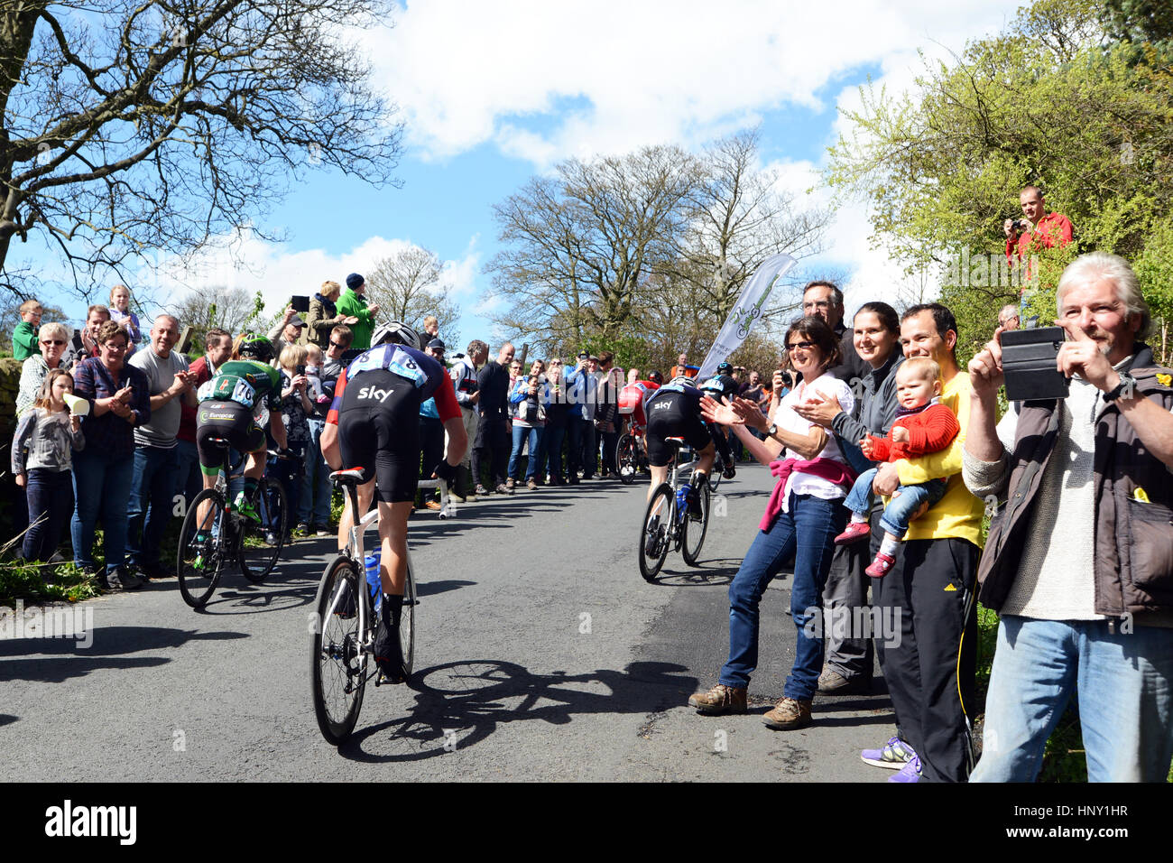 I ciclisti lottano fino una delle più ripide colline nel Tour de Yorkshire gara maggio 2015, Kildwick, West Yorkshire. Foto Stock