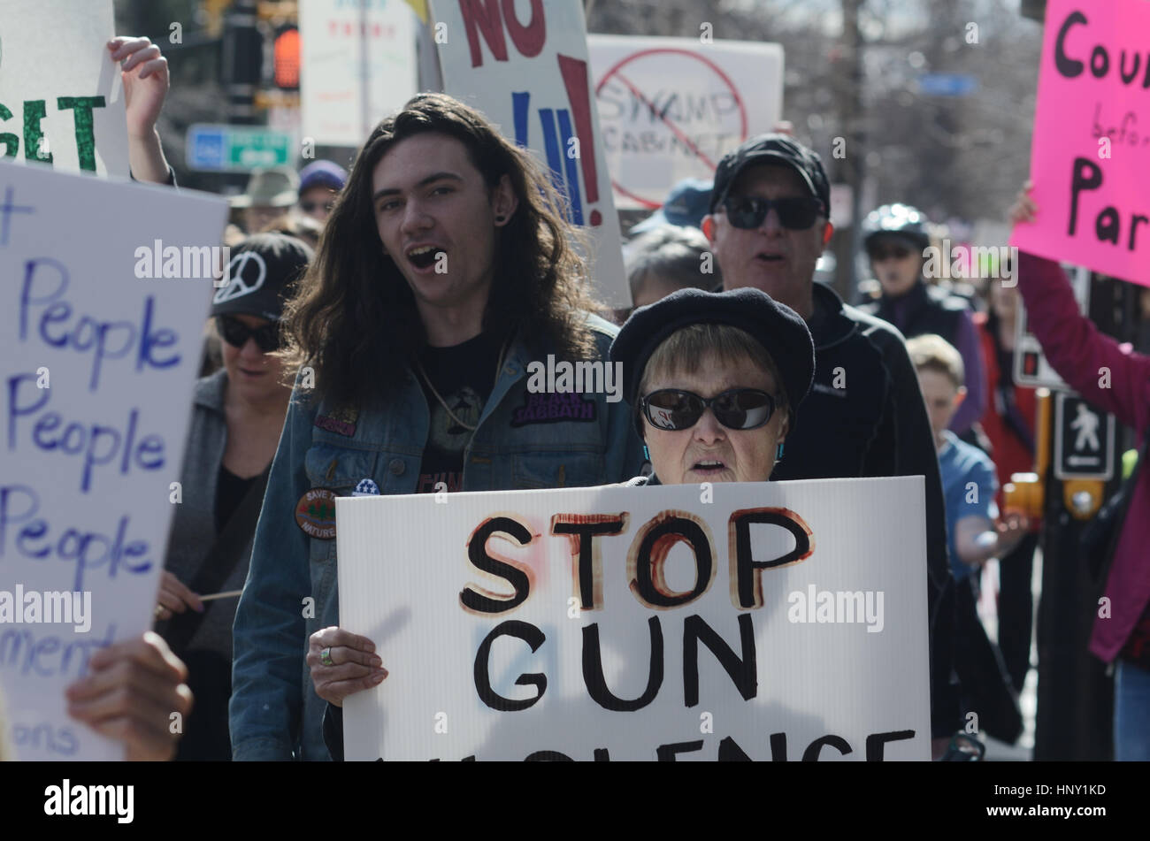 Marchers durante una protesta delle politiche del presidente Trump a Boulder, Colorado, in particolare il controllo delle armi Foto Stock