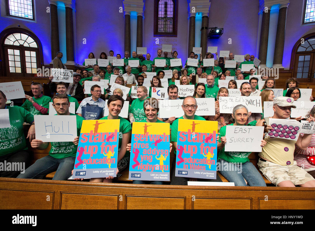 Dado di unione nazionale degli insegnanti membri detengono "stand up per l'istruzione' cartelloni in gallese e inglese in un rally a Londra il 10 giugno 14. Foto Stock