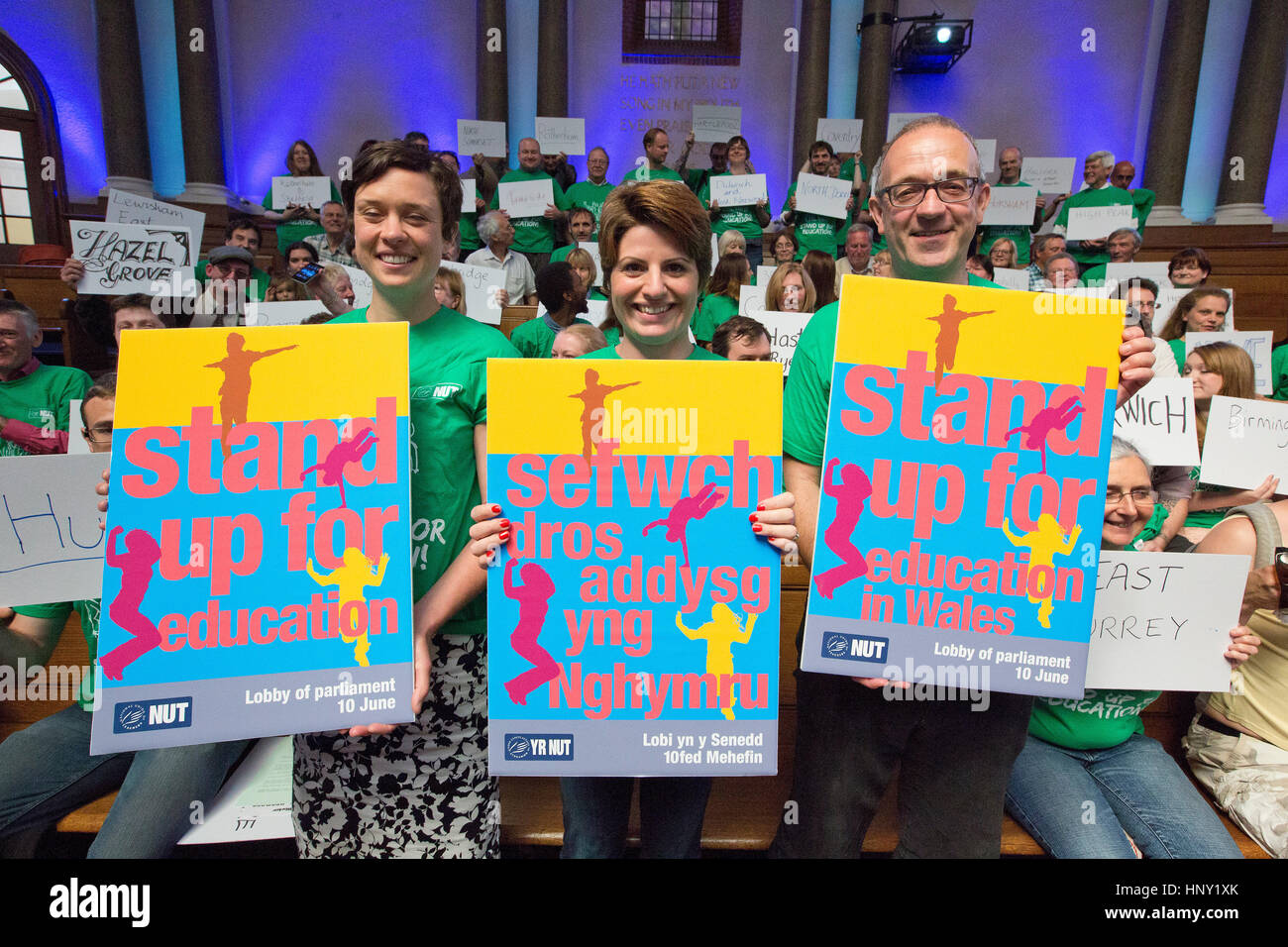 Dado di unione nazionale degli insegnanti membri detengono "stand up per l'istruzione' cartelloni in gallese e inglese in un rally a Londra il 10 giugno 14. Foto Stock