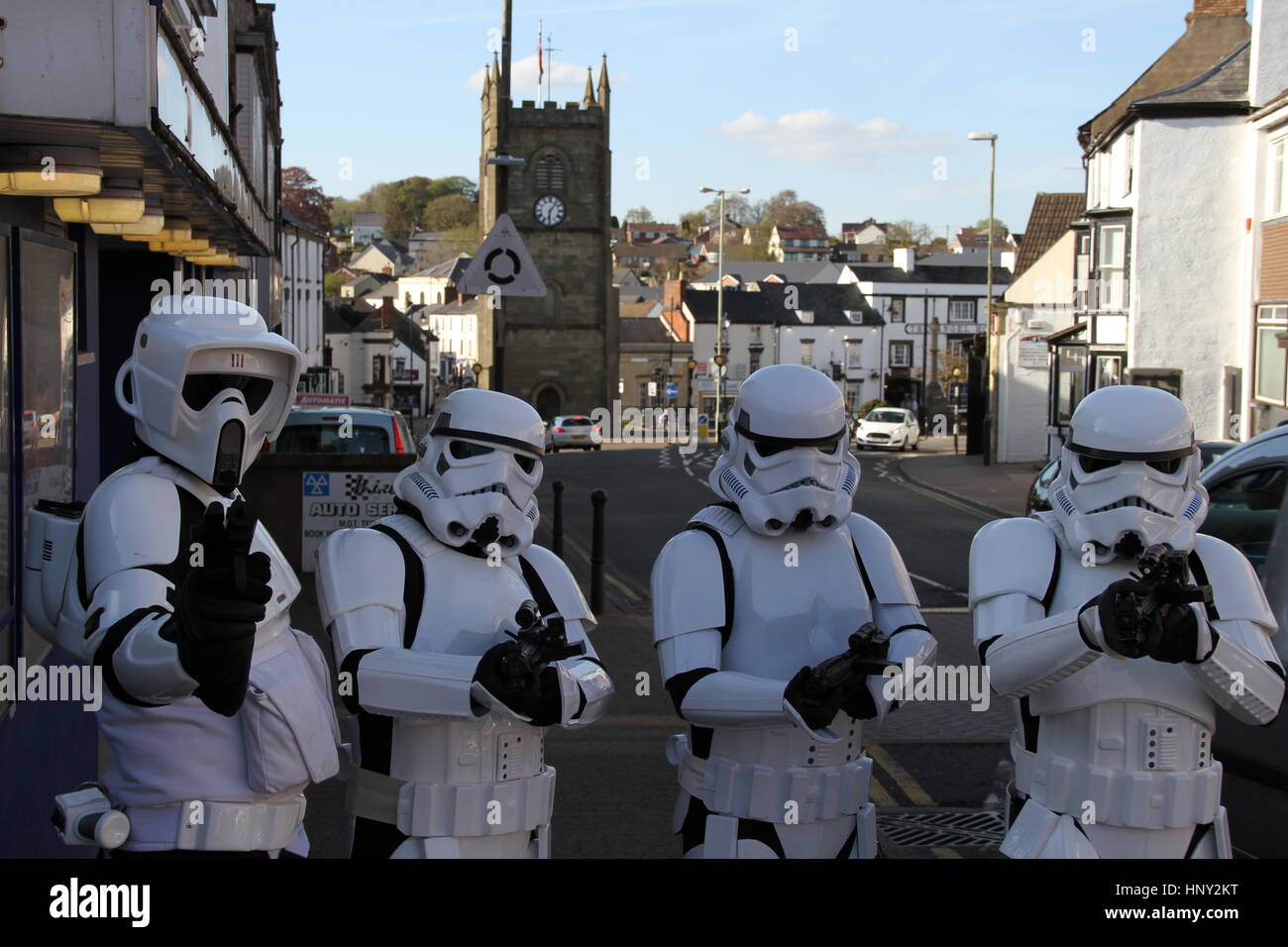 Imperial stormtroopers al di fuori del Cinema Studio a Coleford, Gloucestershire, Inghilterra su Star Wars giorno Foto Stock
