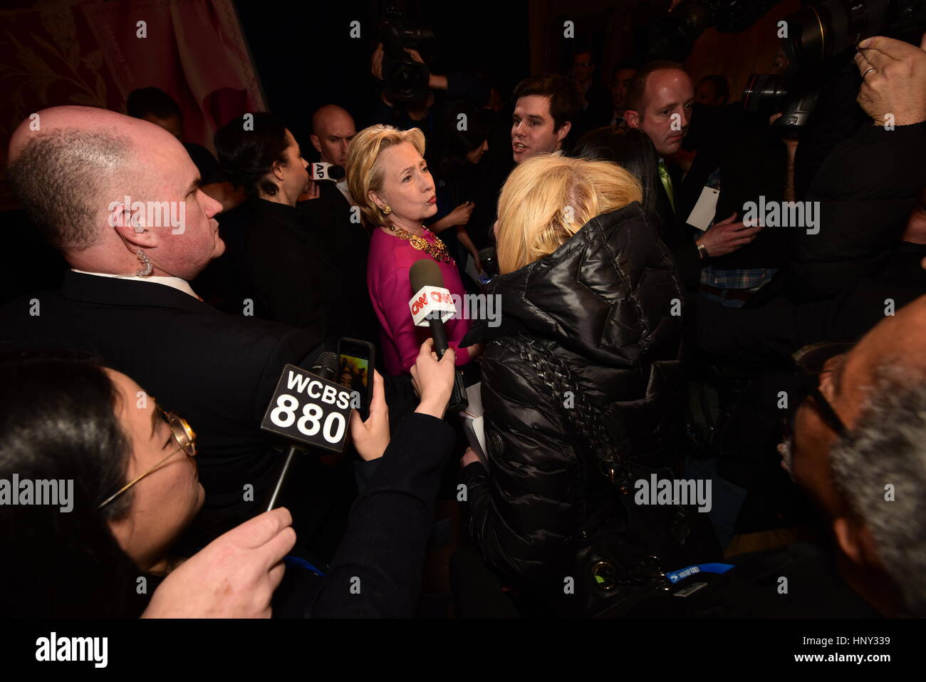 La città di New York, Stati Uniti d'America. Xvi Feb, 2017. Hillary Clinton chat con premere sul suo modo al di fuori della Vanderbilt Hall dopo l inaugurazione. L'ex Segretario di Stato e il candidato presidenziale Hillary Clinton uniti Vogue editor Anna Wintour, Anderson Cooper, Oscar de la Renta CEO Alexander Bolen & USPS VP Janice D. Walker in Grand Central Terminal, Vanderbilt Hall formalmente a svelare un USPS francobollo in onore di designer di moda Oscar de la Renta. Credito: Andy Katz/Pacific Press/Alamy Live News Foto Stock