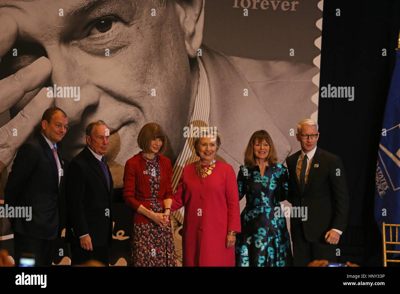 La città di New York, Stati Uniti d'America. Xvi Feb, 2017. Da LT: Alexander Bolen, Mike Bloomberg, Anna Wintour, Hillary Clinton, Janice Walker & Anderson Cooper davanti a de la Renta timbro. L'ex Segretario di Stato e il candidato presidenziale Hillary Clinton uniti Vogue editor Anna Wintour, Anderson Cooper, Oscar de la Renta CEO Alexander Bolen & USPS VP Janice D. Walker in Grand Central Terminal, Vanderbilt Hall formalmente a svelare un USPS francobollo in onore di designer di moda Oscar de la Renta. Credito: Andy Katz/Pacific Press/Alamy Live News Foto Stock