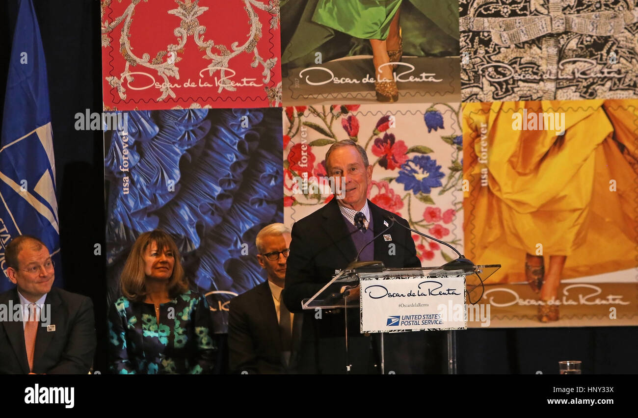 La città di New York, Stati Uniti d'America. Xvi Feb, 2017. L'ex sindaco di New York Mike Bloomberg sul palco. L'ex Segretario di Stato e il candidato presidenziale Hillary Clinton uniti Vogue editor Anna Wintour, Anderson Cooper, Oscar de la Renta CEO Alexander Bolen & USPS VP Janice D. Walker in Grand Central Terminal, Vanderbilt Hall formalmente a svelare un USPS francobollo in onore di designer di moda Oscar de la Renta. Credito: Andy Katz/Pacific Press/Alamy Live News Foto Stock