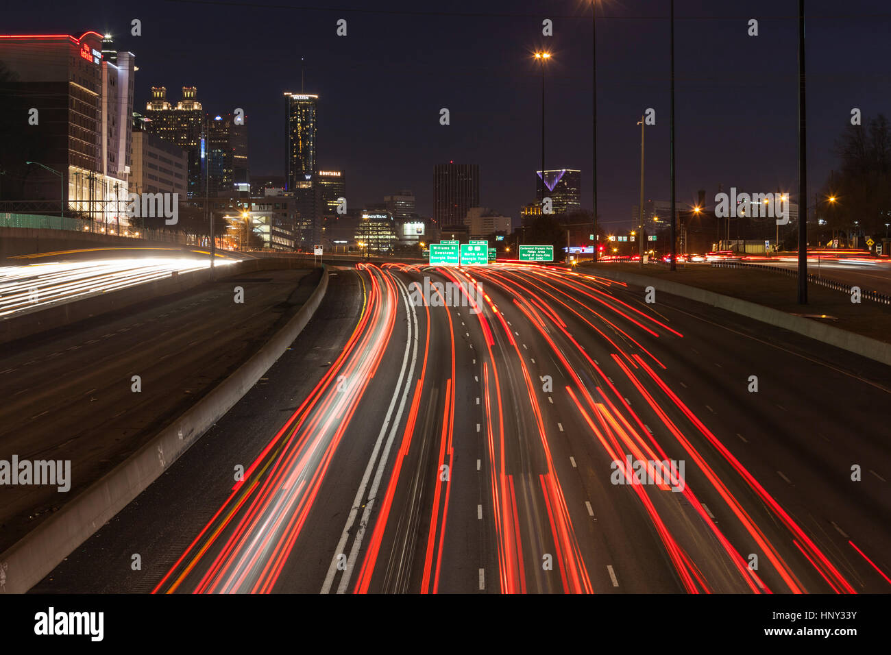 Atlanta, Georgia, Stati Uniti d'America - 15 Febbraio 2014: Editoriale vista notturna di Atlanta le massicce Interstate 75 e 85 le superstrade attraverso il centro cittadino. Foto Stock