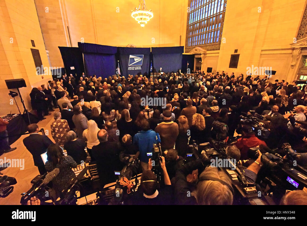 La città di New York, Stati Uniti d'America. Xvi Feb, 2017. Vista di Vanderbilt Hall riempito con press & de la Renta ammiratori. L'ex Segretario di Stato e il candidato presidenziale Hillary Clinton uniti Vogue editor Anna Wintour, Anderson Cooper, Oscar de la Renta CEO Alexander Bolen & USPS VP Janice D. Walker in Grand Central Terminal, Vanderbilt Hall formalmente a svelare un USPS francobollo in onore di designer di moda Oscar de la Renta. Credito: Andy Katz/Pacific Press/Alamy Live News Foto Stock