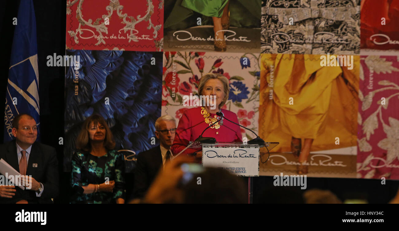 La città di New York, Stati Uniti d'America. Xvi Feb, 2017. Hillary Clinton al podio a Vanderbilt Hall. L'ex Segretario di Stato e il candidato presidenziale Hillary Clinton uniti Vogue editor Anna Wintour, Anderson Cooper, Oscar de la Renta CEO Alexander Bolen & USPS VP Janice D. Walker in Grand Central Terminal, Vanderbilt Hall formalmente a svelare un USPS francobollo in onore di designer di moda Oscar de la Renta. Credito: Andy Katz/Pacific Press/Alamy Live News Foto Stock